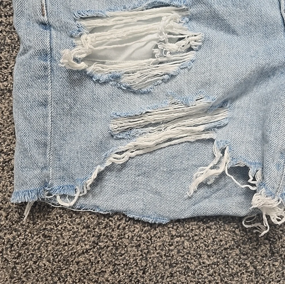 American Eagle 90s Boyfriend Shorts Light Blue Denim Distressed  Size 6 - Picture 11 of 13